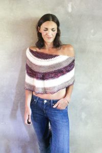 Phoebe shawl knitting pattern by Julia Riede